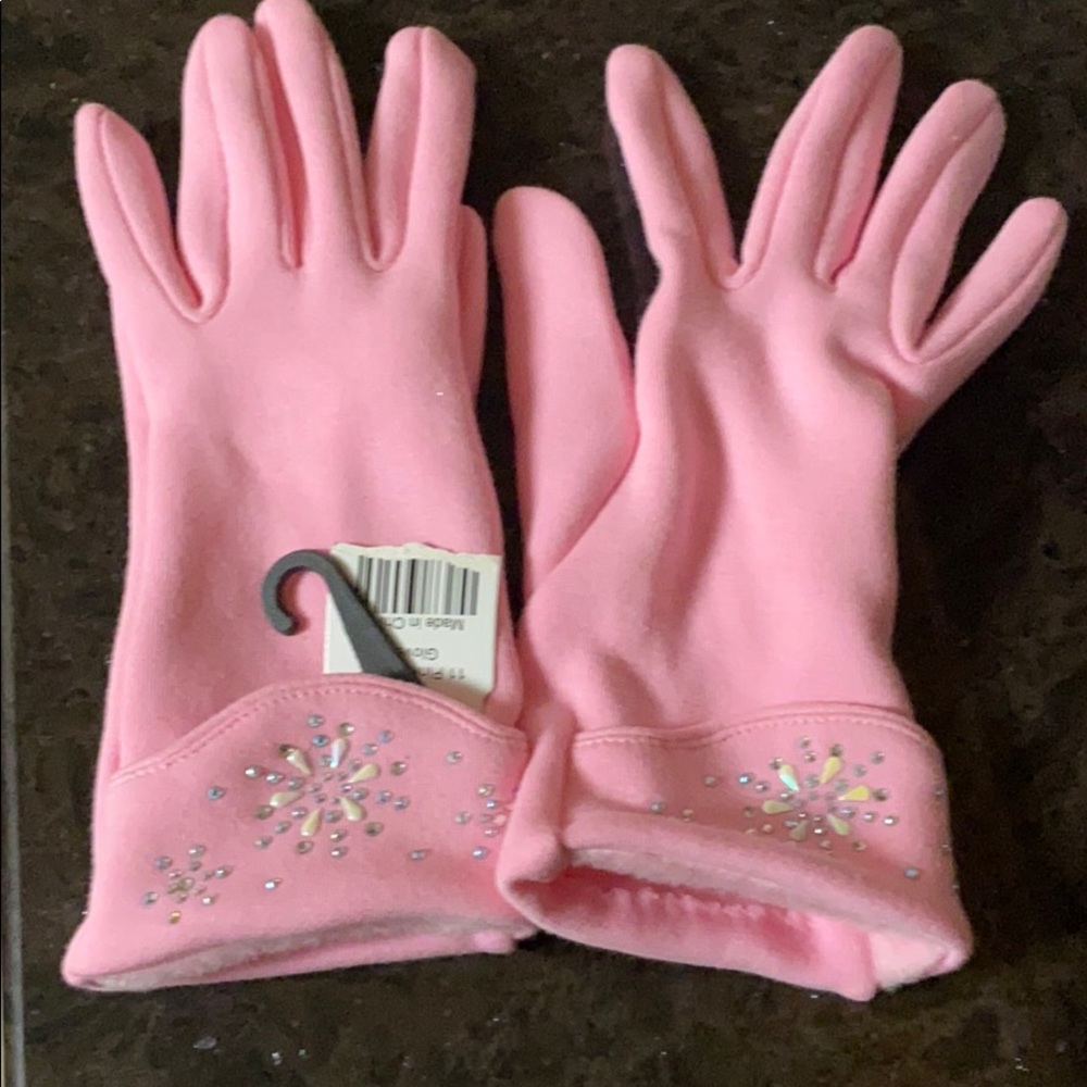 Womens pink soft gloves with snowflakes design NWT
